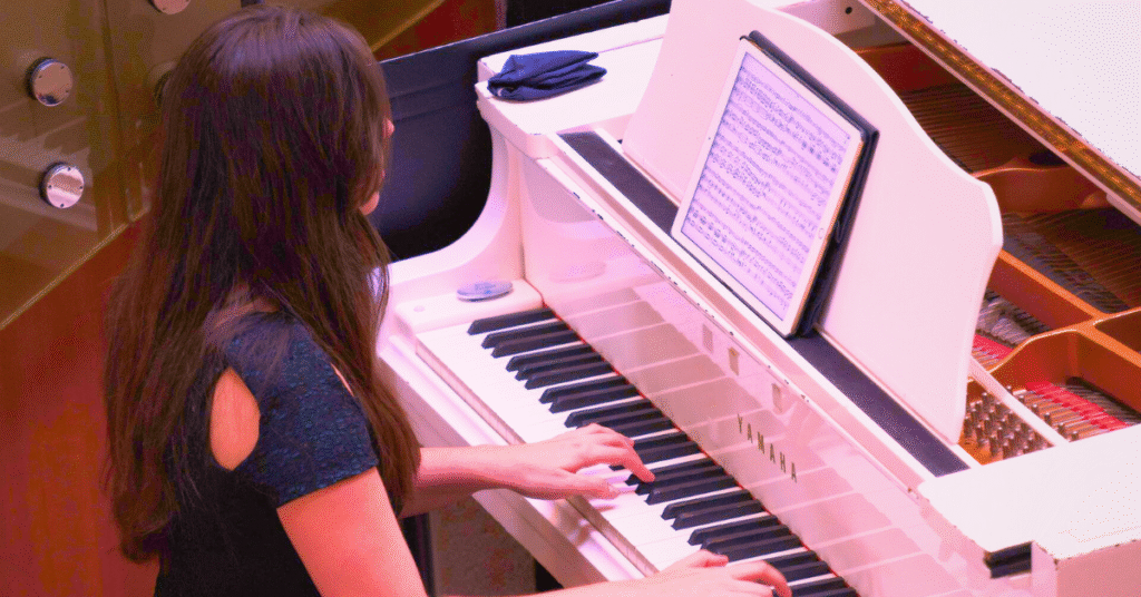 How to play piano beginner tutorial