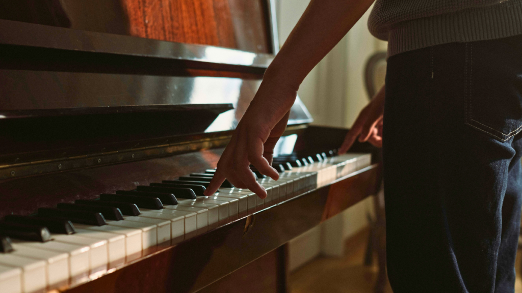 F# minor scale on piano